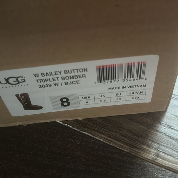 Ugg Bailey button triplet, bomber boot, size 8 - Picture 7 of 8